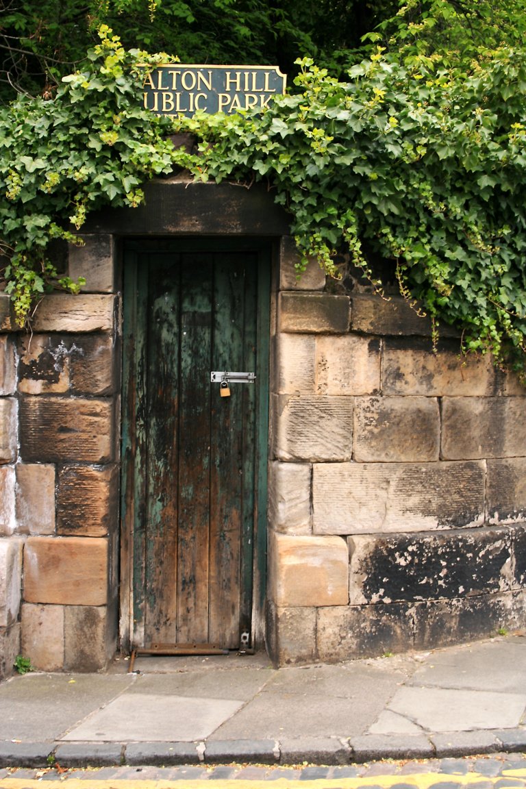 Edynburg-gate-to-park